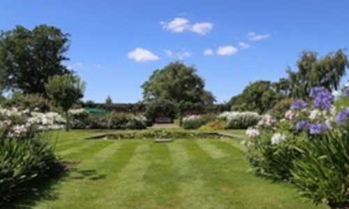 Casa di Riposo Immerso nel Lusso Totale, U.K.